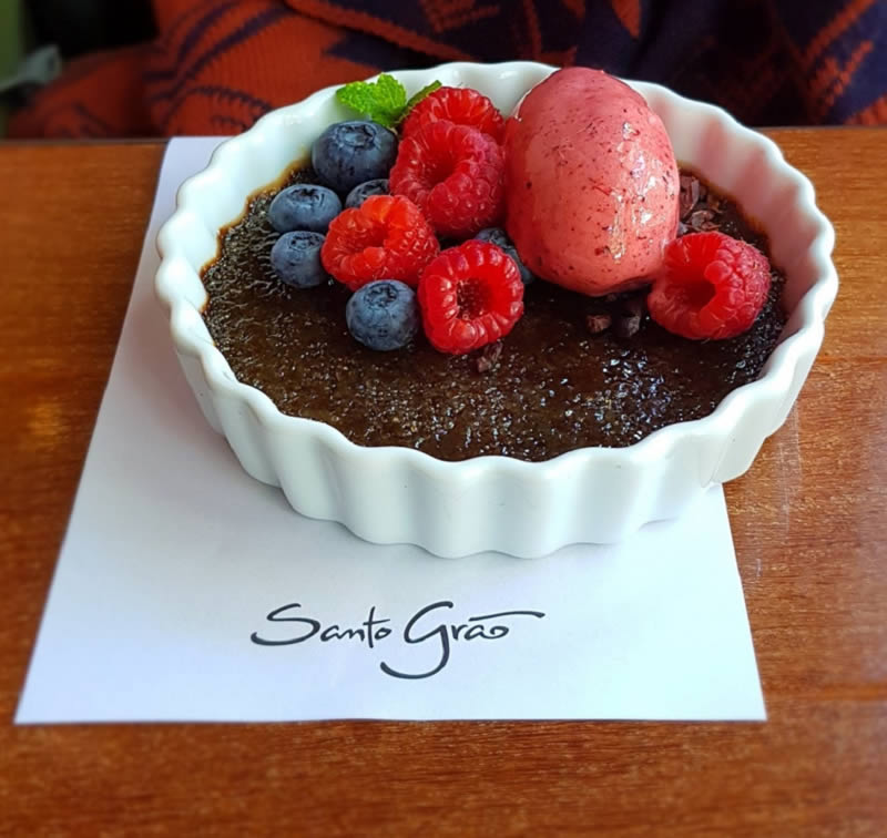 Creme brulèe de chocolate Belga com sorvete de frutas vermelhas | Divulgação